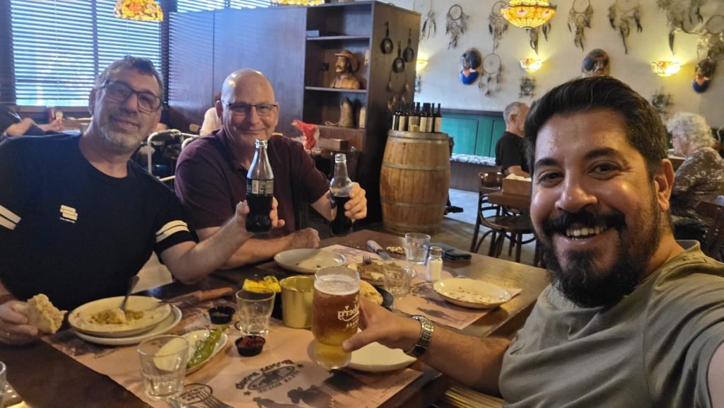 נטוורקינג ושיחה סביב השולחן במפגש של ארגון היועצים העסקיים