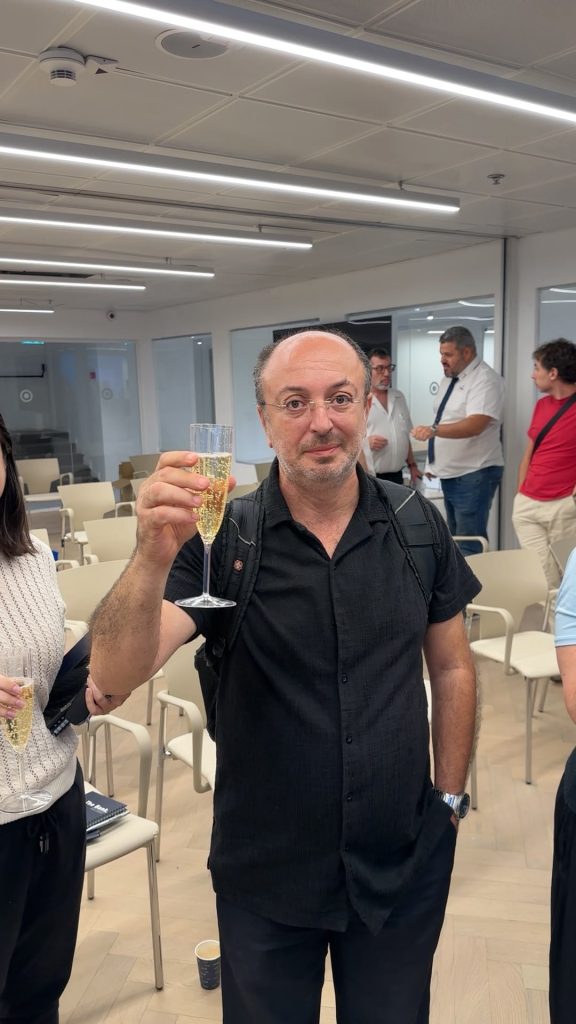 הרמת כוסית במפגש של ארגון היועצים העסקיים